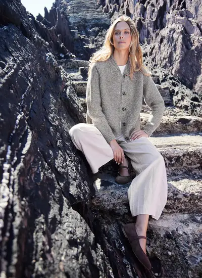 Fisherman Soft Merino Wool Knit Baseball Collar Buttoned Cardigan with Dipped Hem in Muesli